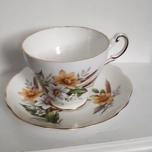 Regency Bone China Tea Cup and Saucer, Yellow and White Flowers, Brown Accents - Picture 4 of 7